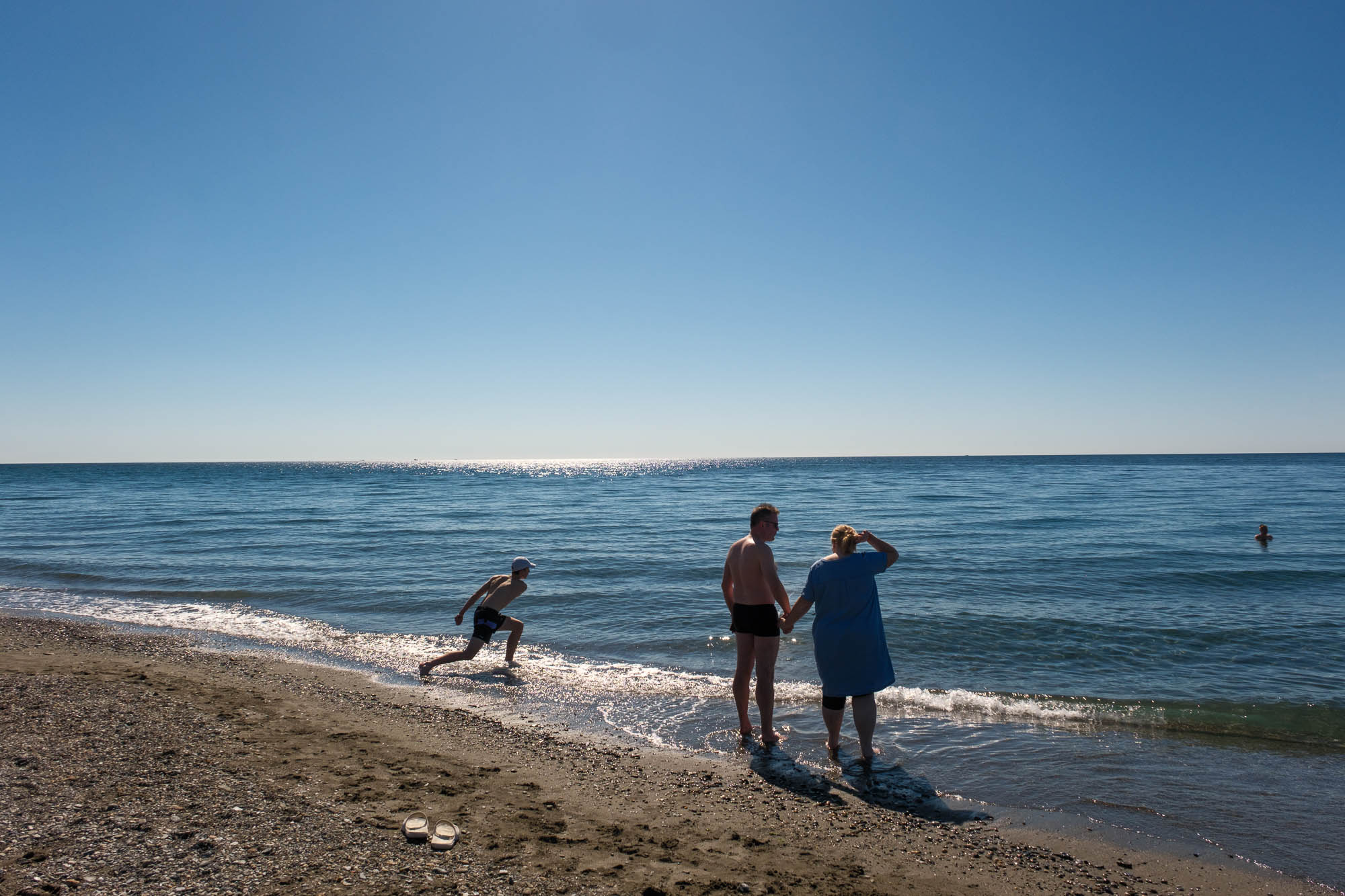 El baño en las playas de Granada con un mes de otoño cumplido