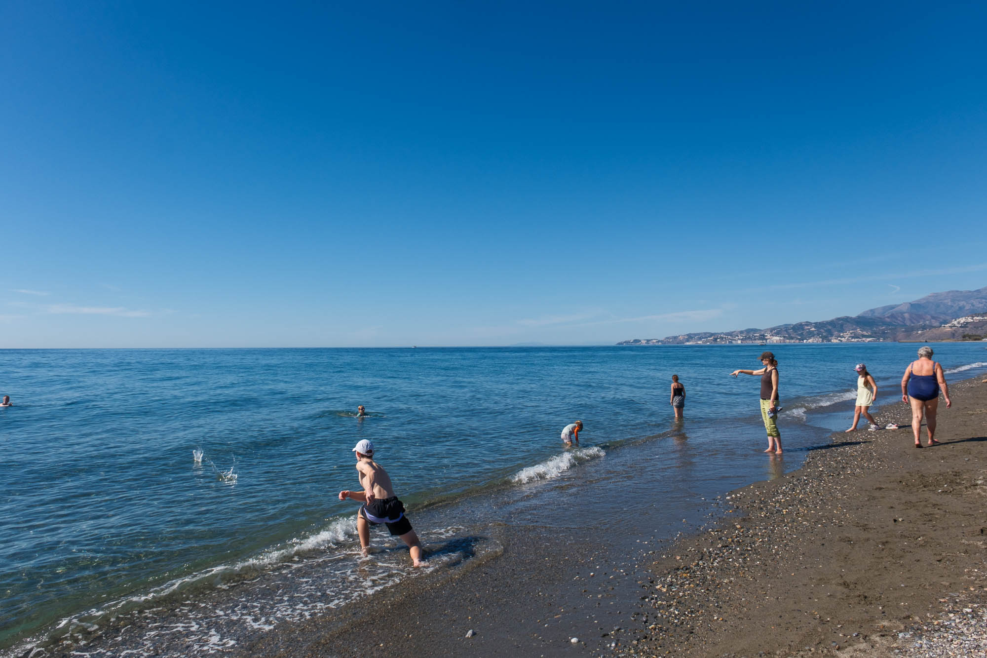 El baño en las playas de Granada con un mes de otoño cumplido