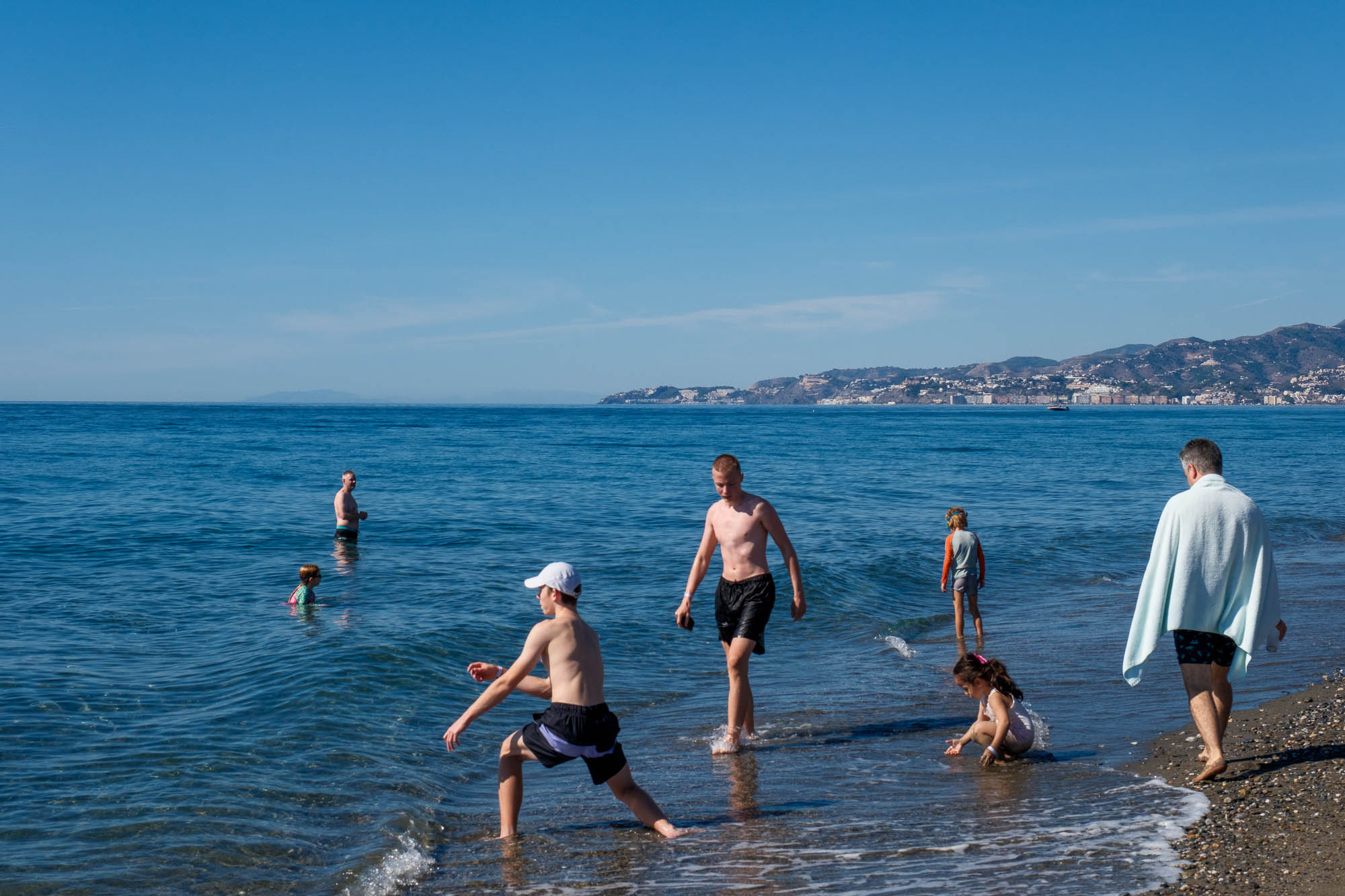 El baño en las playas de Granada con un mes de otoño cumplido