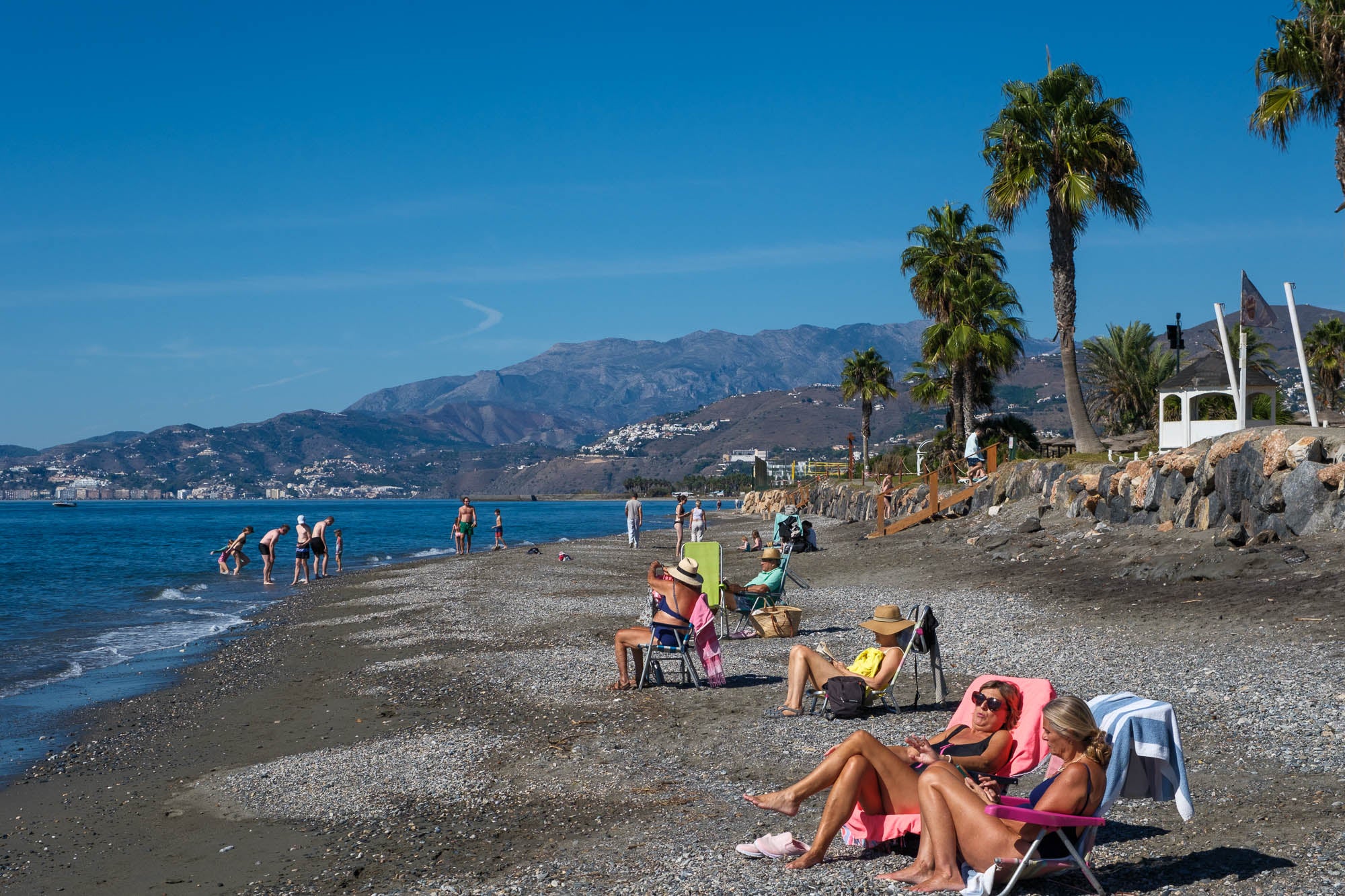 El baño en las playas de Granada con un mes de otoño cumplido