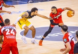 Gian Clavell, con el balón, ante la defensa de Payton Willis.