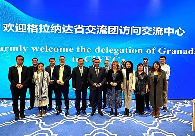 Delegación de la Diputación de Granada, con su presidente, Francis Rodríguez, en el centro, y la diputada de Turismo, Marta Nieves, a su izquierda, en Pekín.