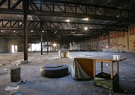 Restos de una fiesta clandestina en una nave industrial de Valencia.
