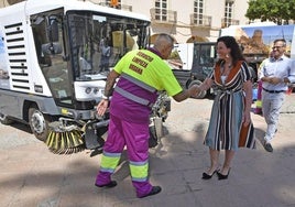 La alcaldesa y el concejal de Sostenibilidad Medioambiental, en la presentación de los nuevos vehículos de Limpieza Urbana.