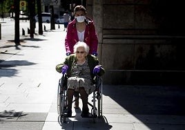 Imagen de archivo de una mujer mayor, en silla de ruedas.