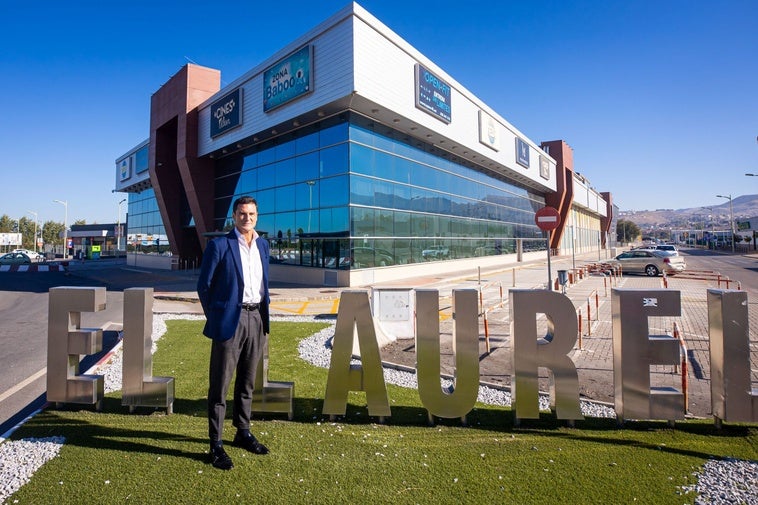 El CEO de Sea Group, Carlos Casaseca, posa para IDEAL ante el centro comercial que relanzará transformado en La Zubia Plaza.