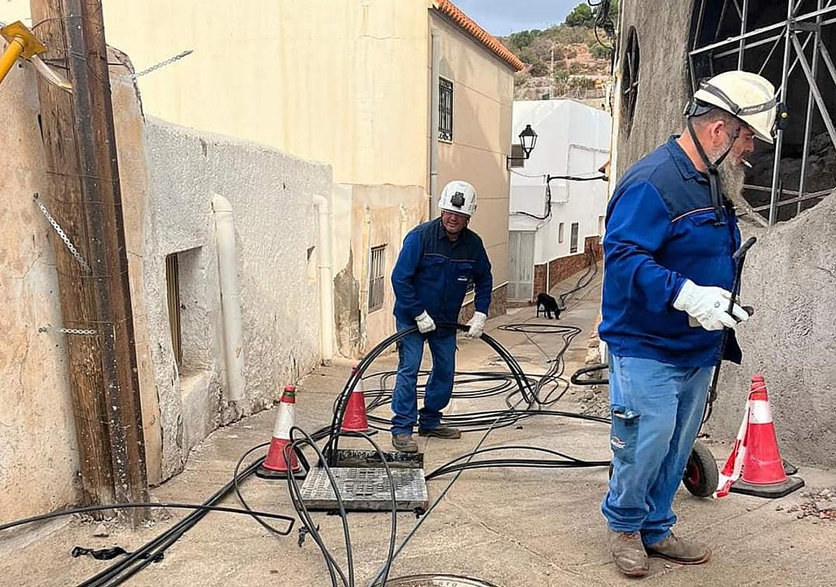 Dos operarios se encargan de realizar varias labores en una calle de Felix.