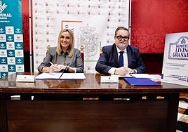 La alcaldesa de Granada, Marifrán Carazo, y el director general de Caja Rural Granada, Jerónimo Luque, este martes.
