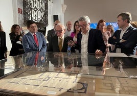 El arquitecto jienense Luis Berges explica el proceso de restauración de los Baños Árabes en la inauguración de la exposición.