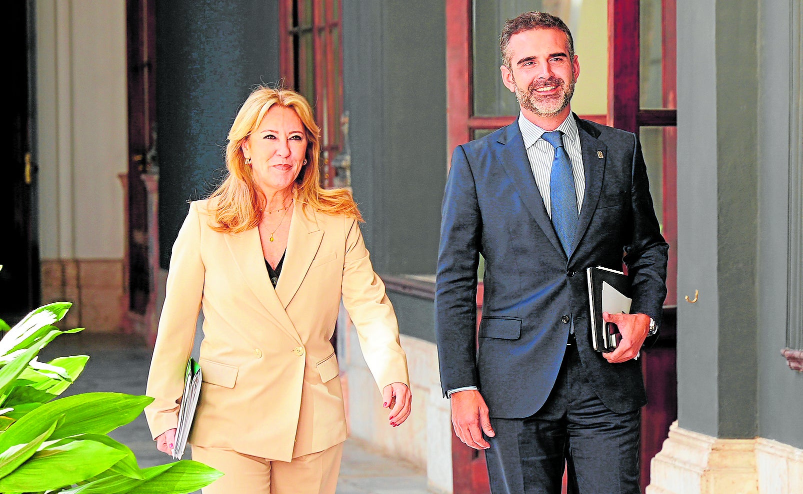 La consejera de Hacienda, Carolina España, y el de Agricultura y Agua, Ramón Fernández-Pacheco.