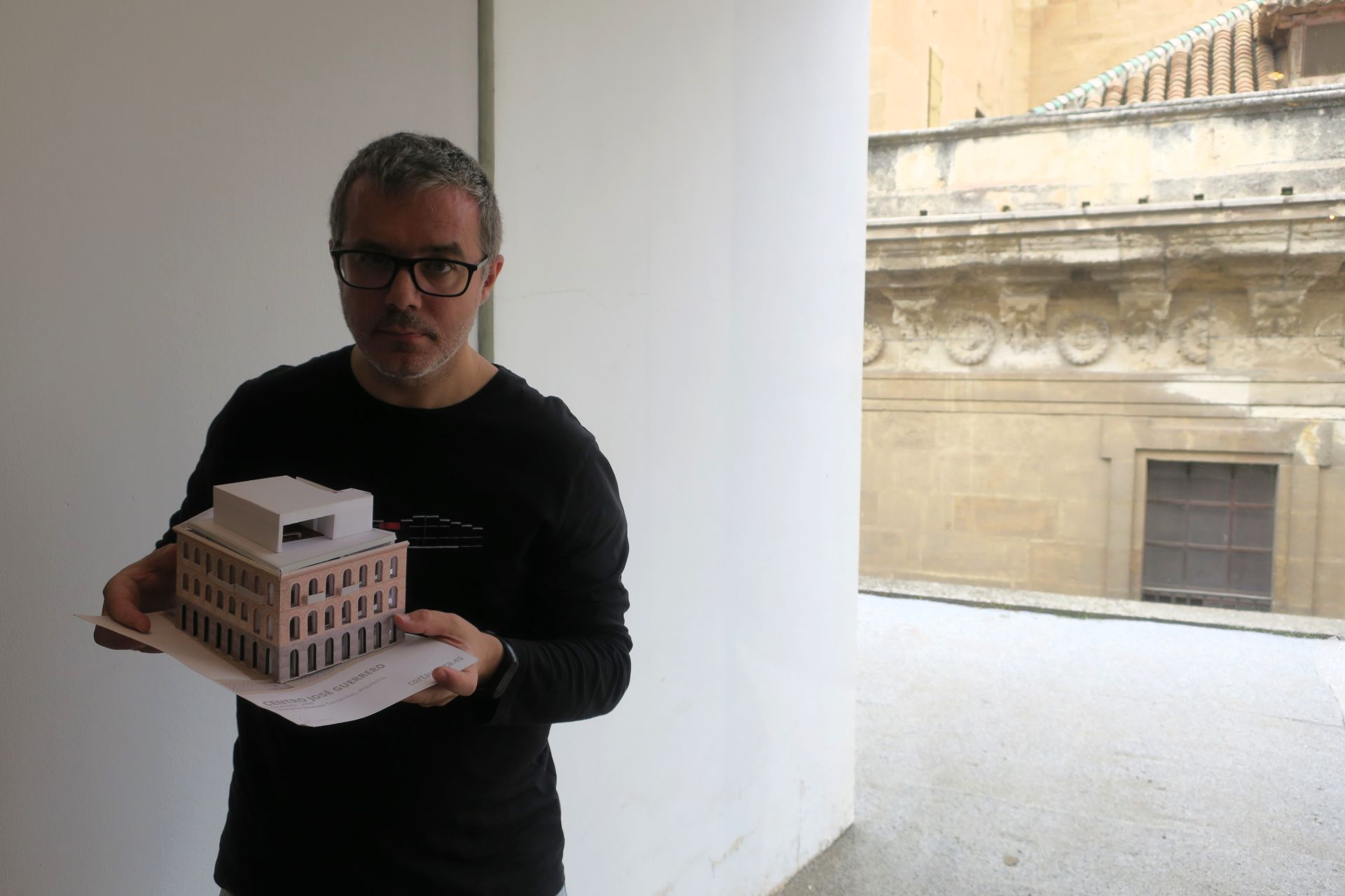 Fernando Jiménez, con el modelo del Centro Guerrero, en el mirador del museo