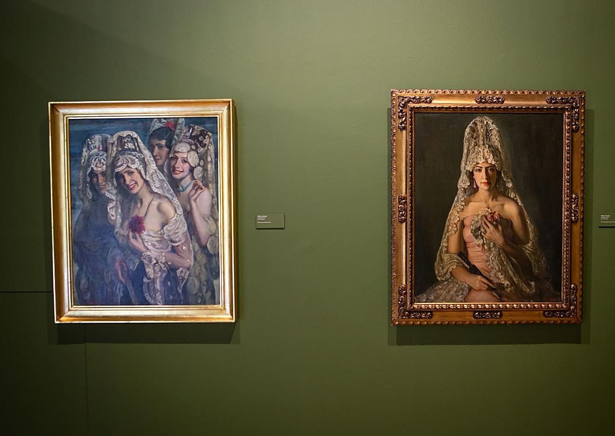 Imagen secundaria 1 - La muestra cuenta con 103 piezas colgadas en los muros centenarios del Crucero del Hospital Real más otras 118 en las vitrinas.