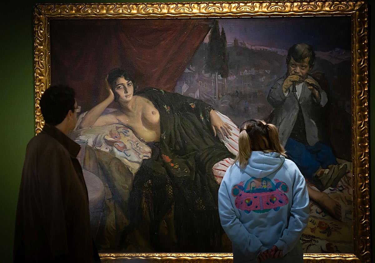 Imagen principal - La muestra cuenta con 103 piezas colgadas en los muros centenarios del Crucero del Hospital Real más otras 118 en las vitrinas.