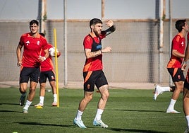 Giorgi Tsitaishvili se pone la mano en la cara para que no le dé el sol durante un instante del entreno.