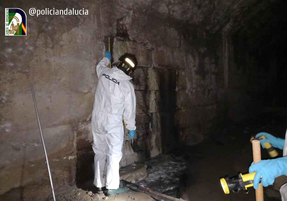 Las imágenes de la suciedad en el Darro por los vertidos de un local de Granada