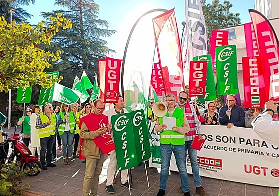 Concentración de los sindicatos en el centro de Salud de Úbeda.