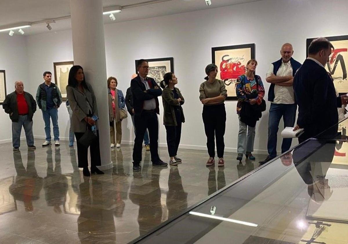 Imagen principal - 'Tàpies, recordando a Rafael Zabaleta' se expone en el Museo de Quesada