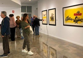 Público viendo la exposición 'Tàpies, recordando a Rafael Zabaleta'.