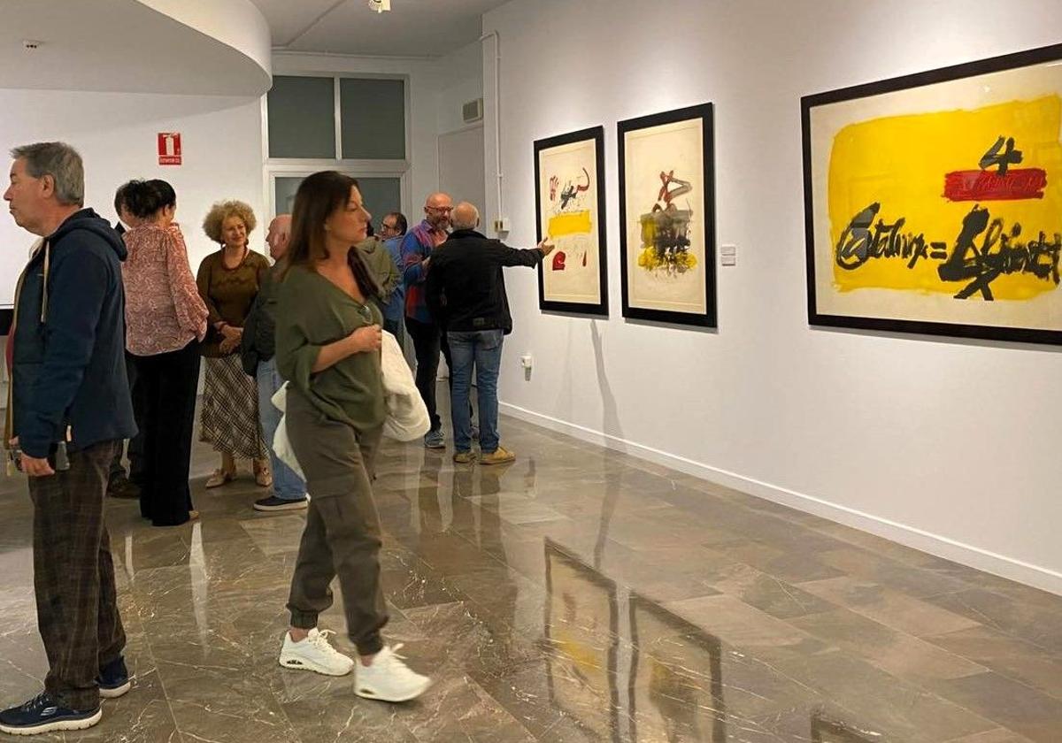 Público viendo la exposición 'Tàpies, recordando a Rafael Zabaleta'.