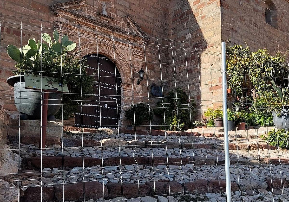 Vallas para impedir el acceso a la ermita de la Virgen del Castillo.