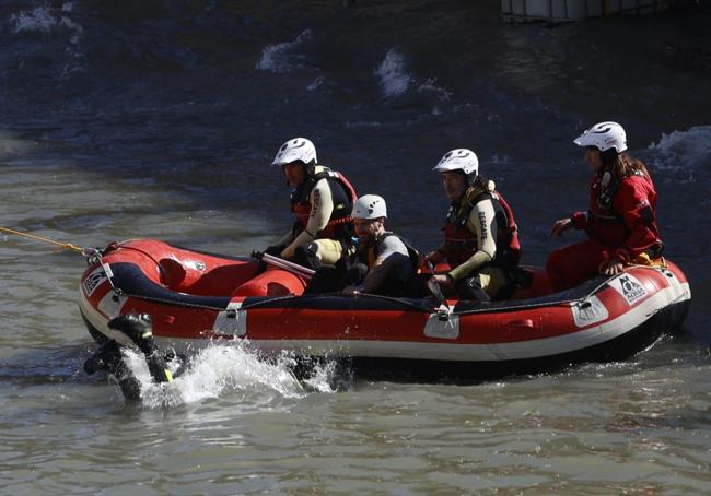 Bomberos de Granada regresan a la orilla con la víctima rescatada.