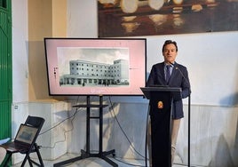 El alcalde, Agustín González, presenta el centro de ocio en la estación de autobuses.