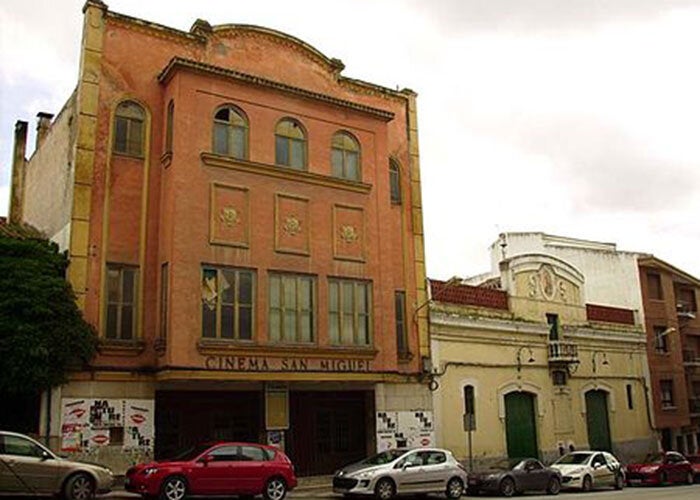 Fachada del cine San Miguel en Martos.