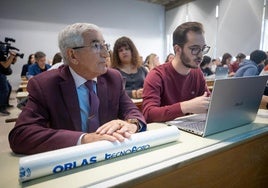 Enrique Alonso presta atención en clase.