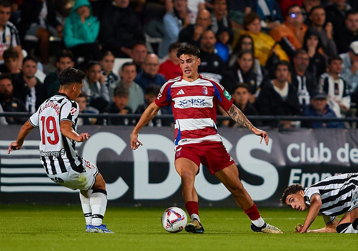 Rubén Sánchez progresa por la banda derecha.