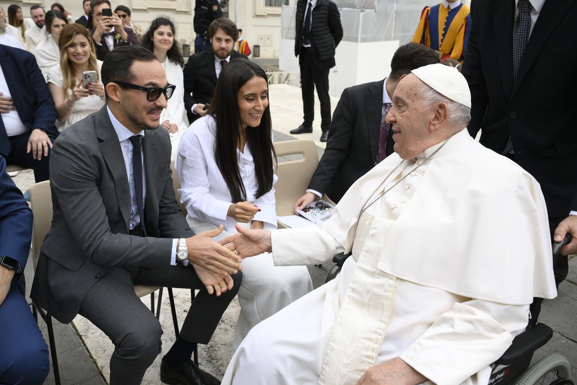 Aadel y María en la audiencia con el Papa Francisco, en la plaza de San Pedro.