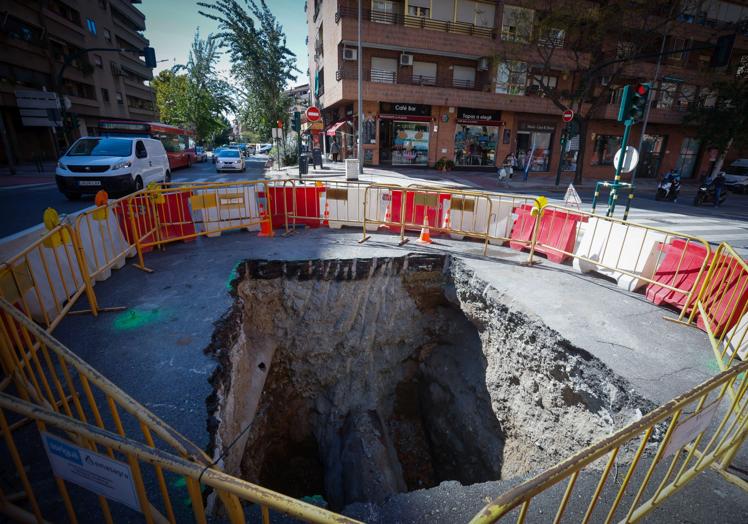 Obra para arreglar una tubería en la entrada del túnel de La Chana.