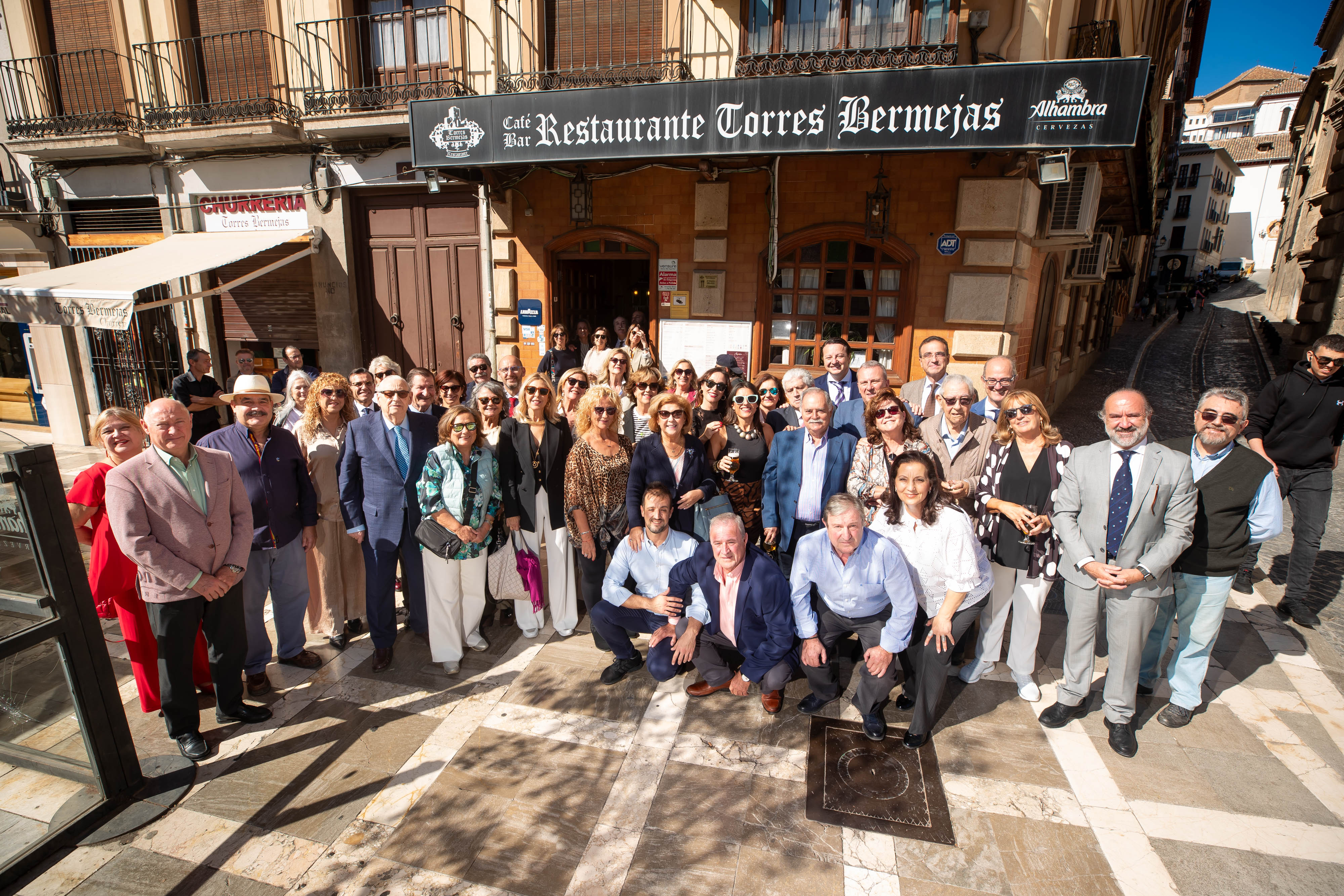 Asistentes al acto de homenaje a la familia propietarias del restaurante Torre Bermejas, que cierra a final de este mes.
