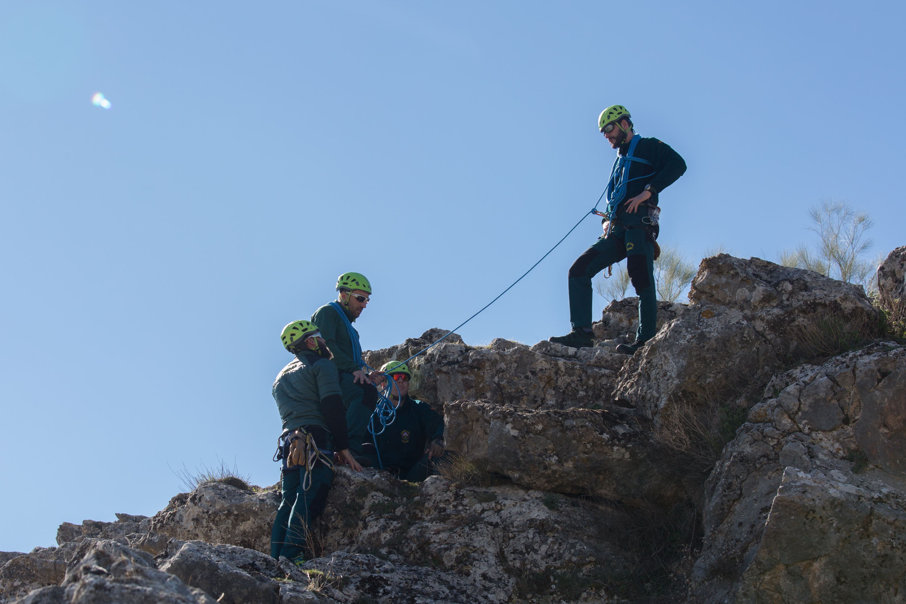 Agentes de la Guardia Civil de Granada expertos en rescates en montaña, durante un ejercicio de preparación.
