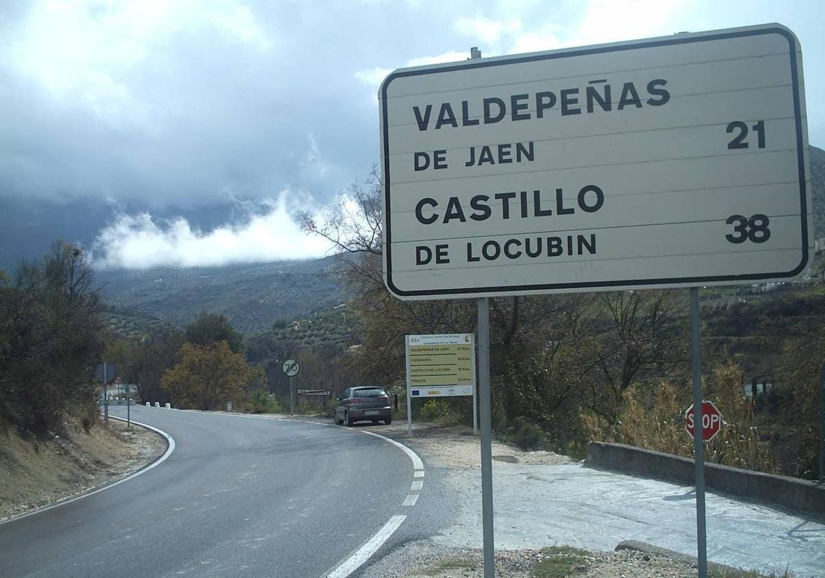 Carretera A-6050 que une Valdepeñas de Jaén y Castillo de Locubín.