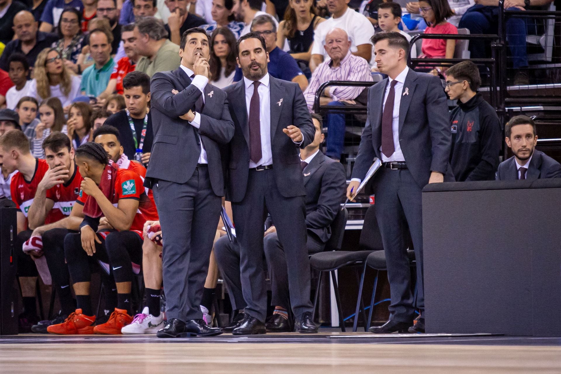 Pablo Pin escucha los consejos de su ayudante técnico Alberto 'Zamo' Fernández en presencia de Arturo Ruiz durante el partido contra La Laguna Tenerife en el Palacio de los Deportes.