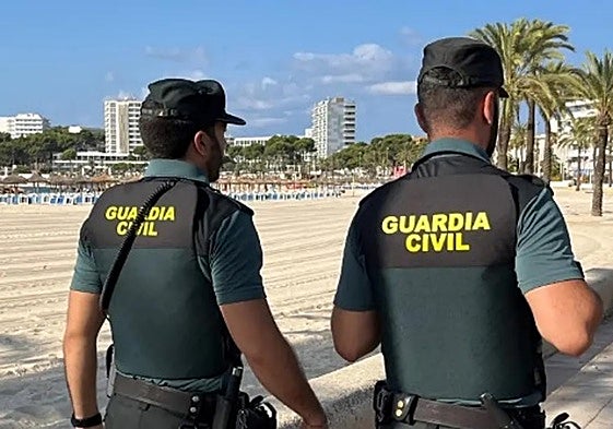 Dos agentes de la Guardia Civil en Ibiza, en una imagen de archivo.
