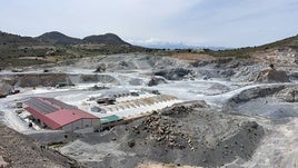 Cantera de dolomita gris que Áridos Internacionales del Mediterráneo tiene en Gor.