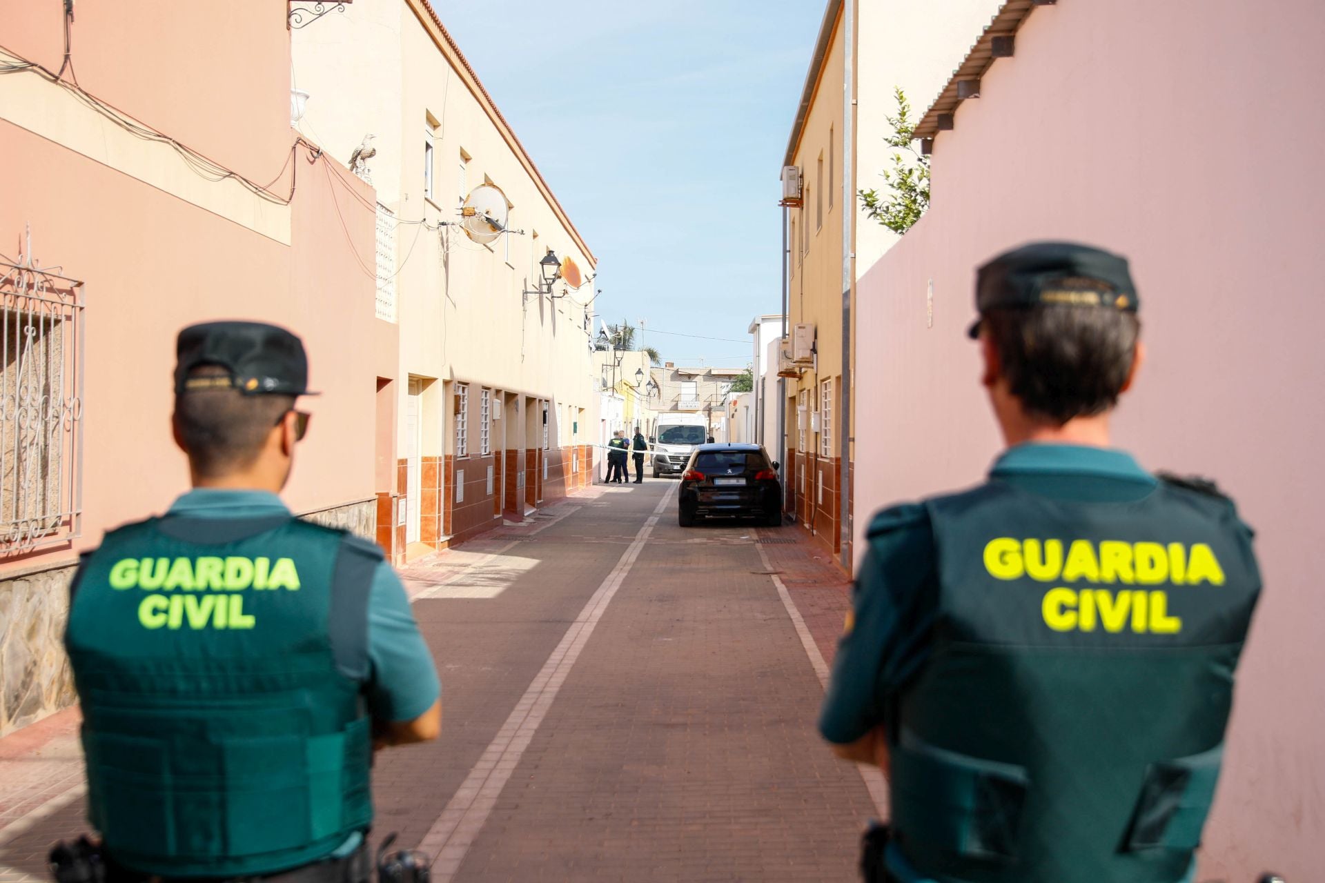 Agentes de Guardia Civil durante la investigación realizada en la vivienda.