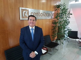 Carlos Bocanegra, director de Renta 4 en Granada, en las instalaciones del banco en Acera del Darro, 35.