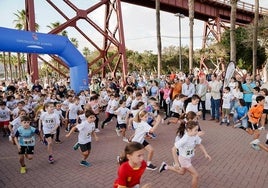 Los más pequeños disfrutan de la carrera mini en Las Almadrabillas.