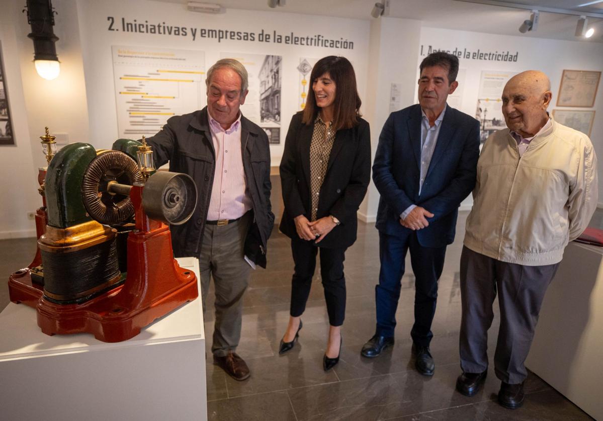 Manuel Titos, Pilar Caracuel, Javier Piñar y Giménez Yanguas, en la exposición del Molino de Ángel Ganivet.