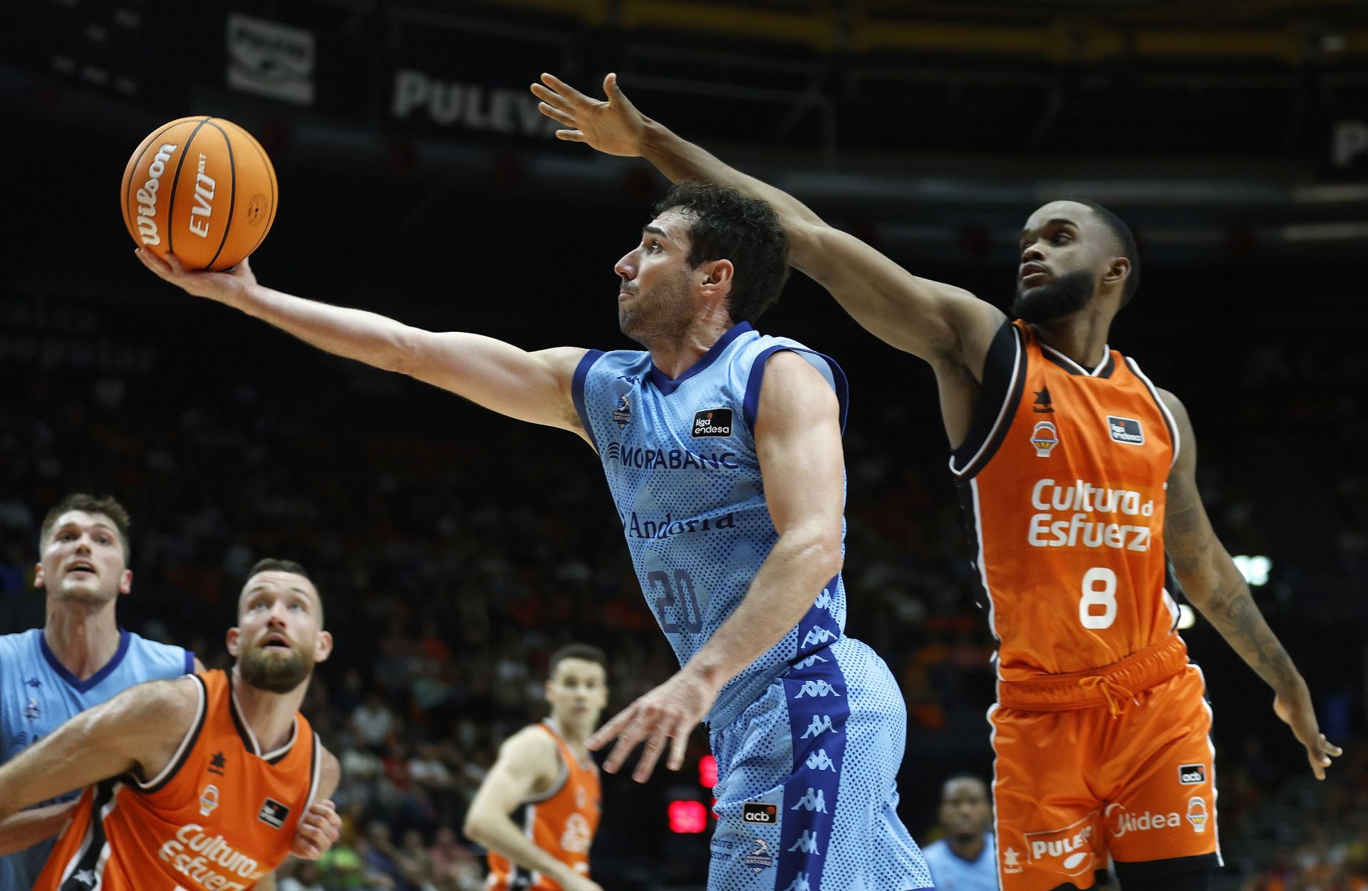 Ferran Bassas supera a Jean Montero en el partido contra el Valencia.