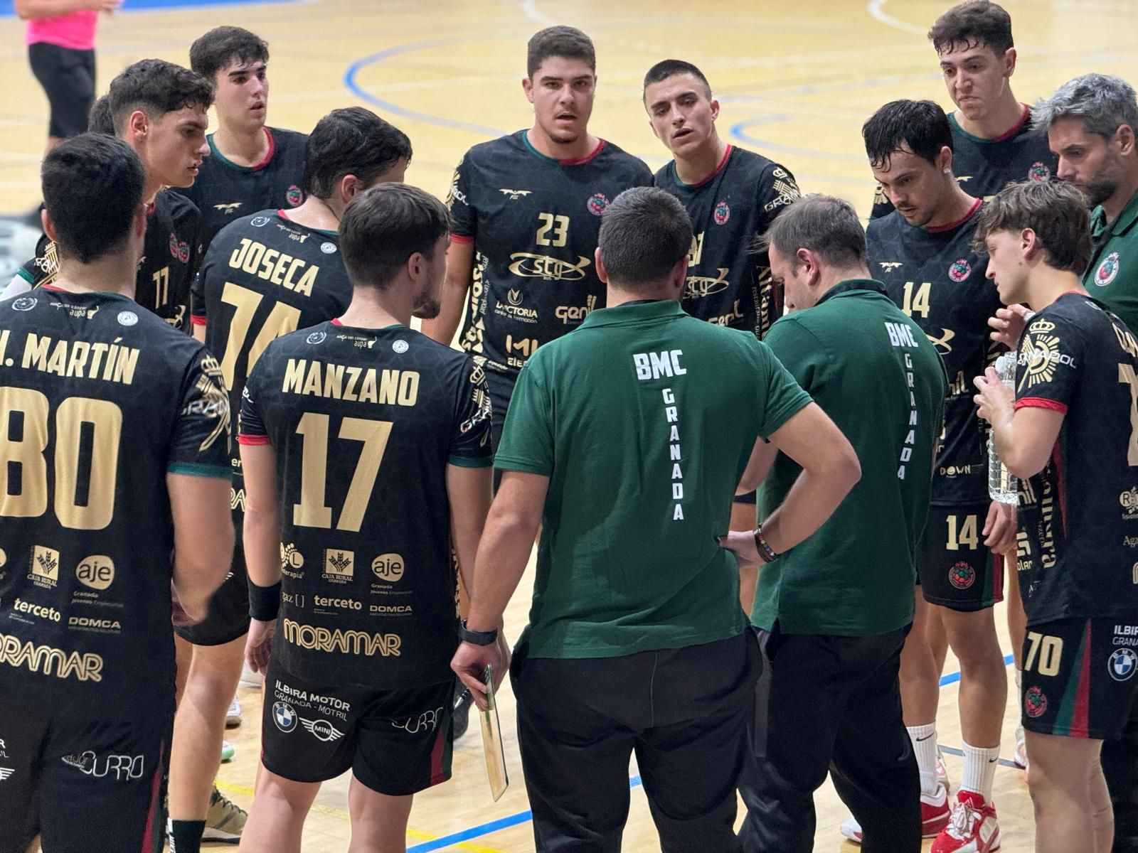 Javier Elvira, entrenador del Ciudad de Granada de balonmano, da instrucciones a sus jugadores.