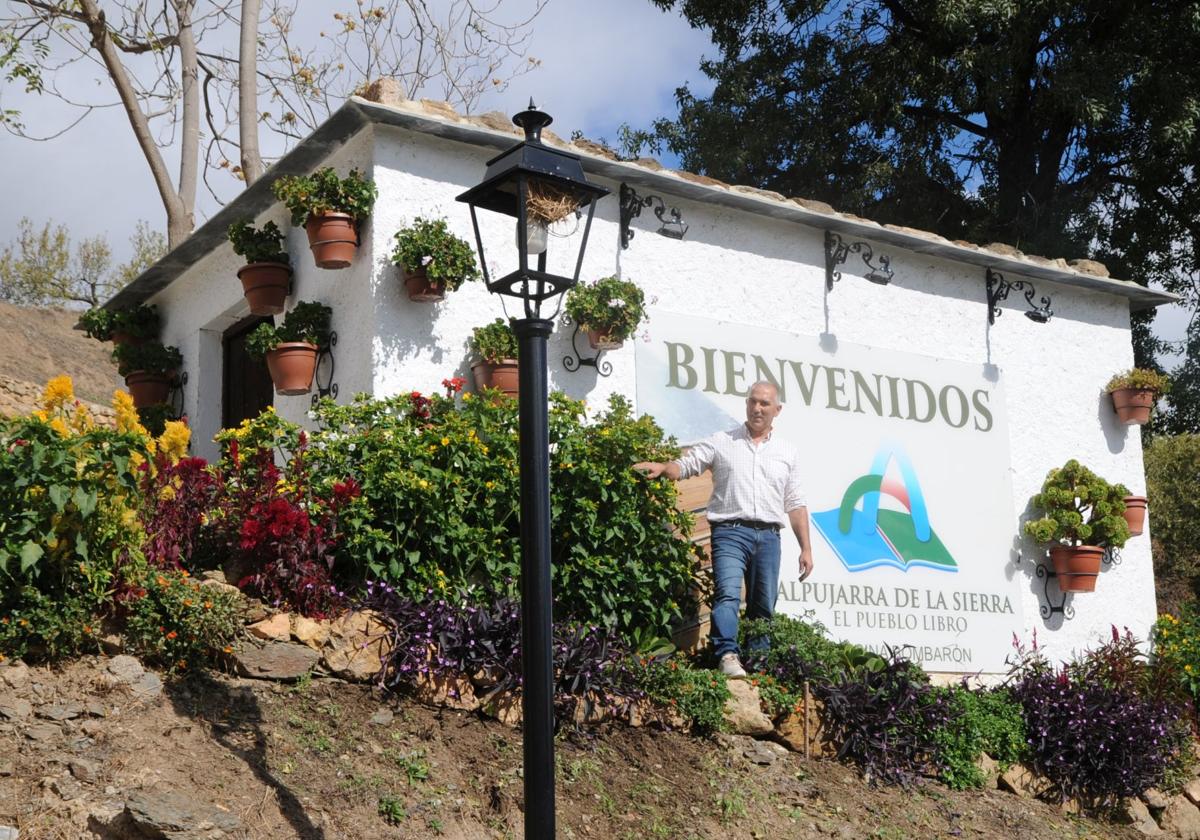 El empleado del Ayuntamiento de Alpujarra de la Sierra, Francisco Mingorance, embelleciendo el local que contiene la báscula de los becerros.