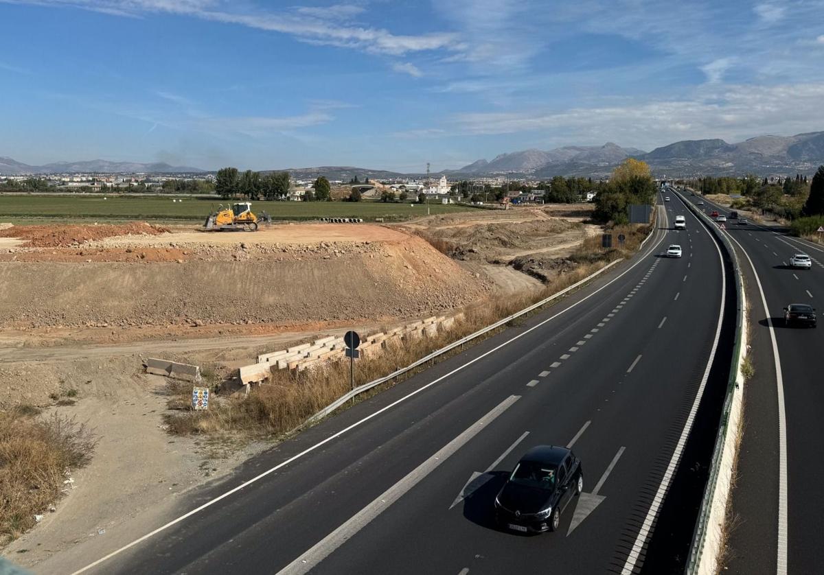 Las máquinas trabajan ya en la zona de la GR-43 que enlazará con la A-92G.