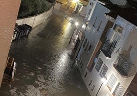 Una calle de Gójar anegada por la lluvia.