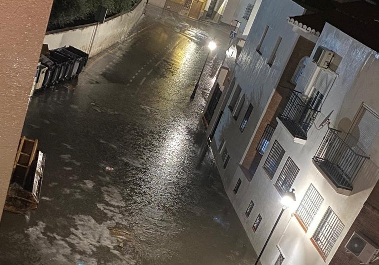 Una calle de Gójar anegada por la lluvia.