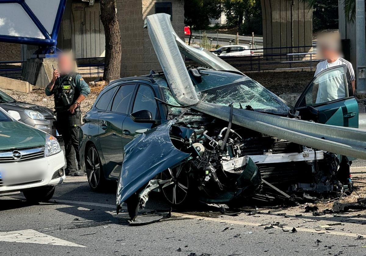 Vehículo accidentado en la rotonda de acceso a la Circunvalación y a la A-92.