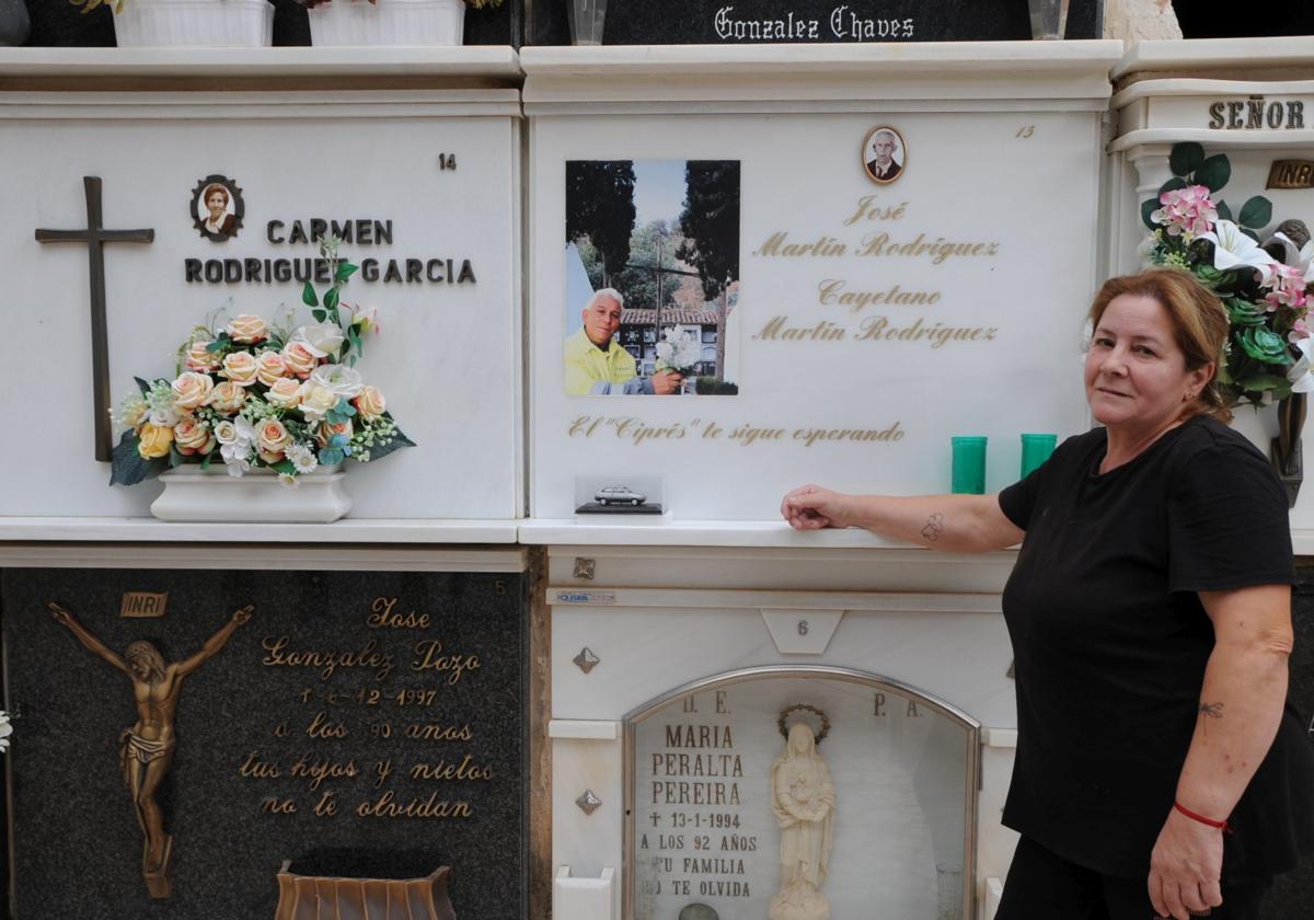 La actual enterradora de Lanjarón, María José, viuda de Cayetano, junto a las tumbas de su marido y suegros.