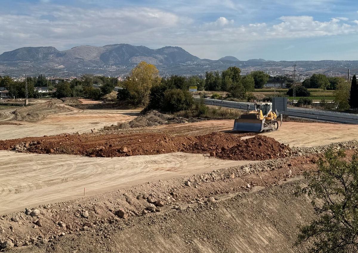 Imagen secundaria 1 - Movimientos de tierra en las obras de la GR-43, en el tramo que entrará a Granada.